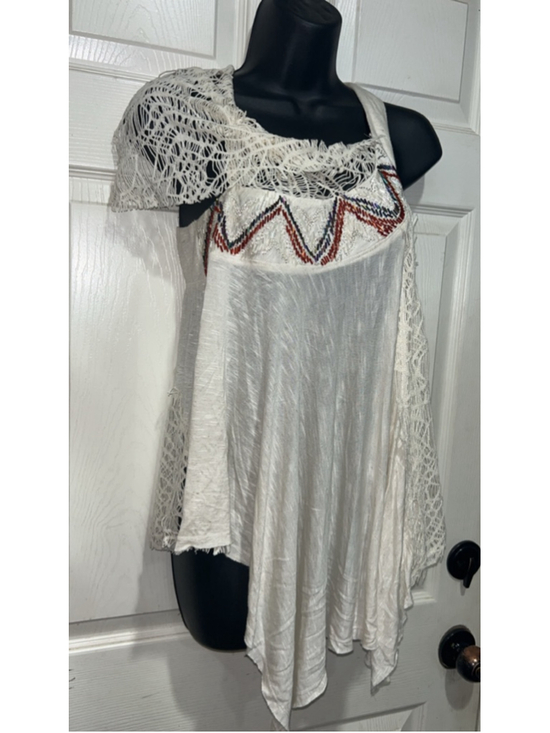Gimmicks by BKE Tops - Women's Gimmicks by BKE Off-White Embroidered Tank Top M